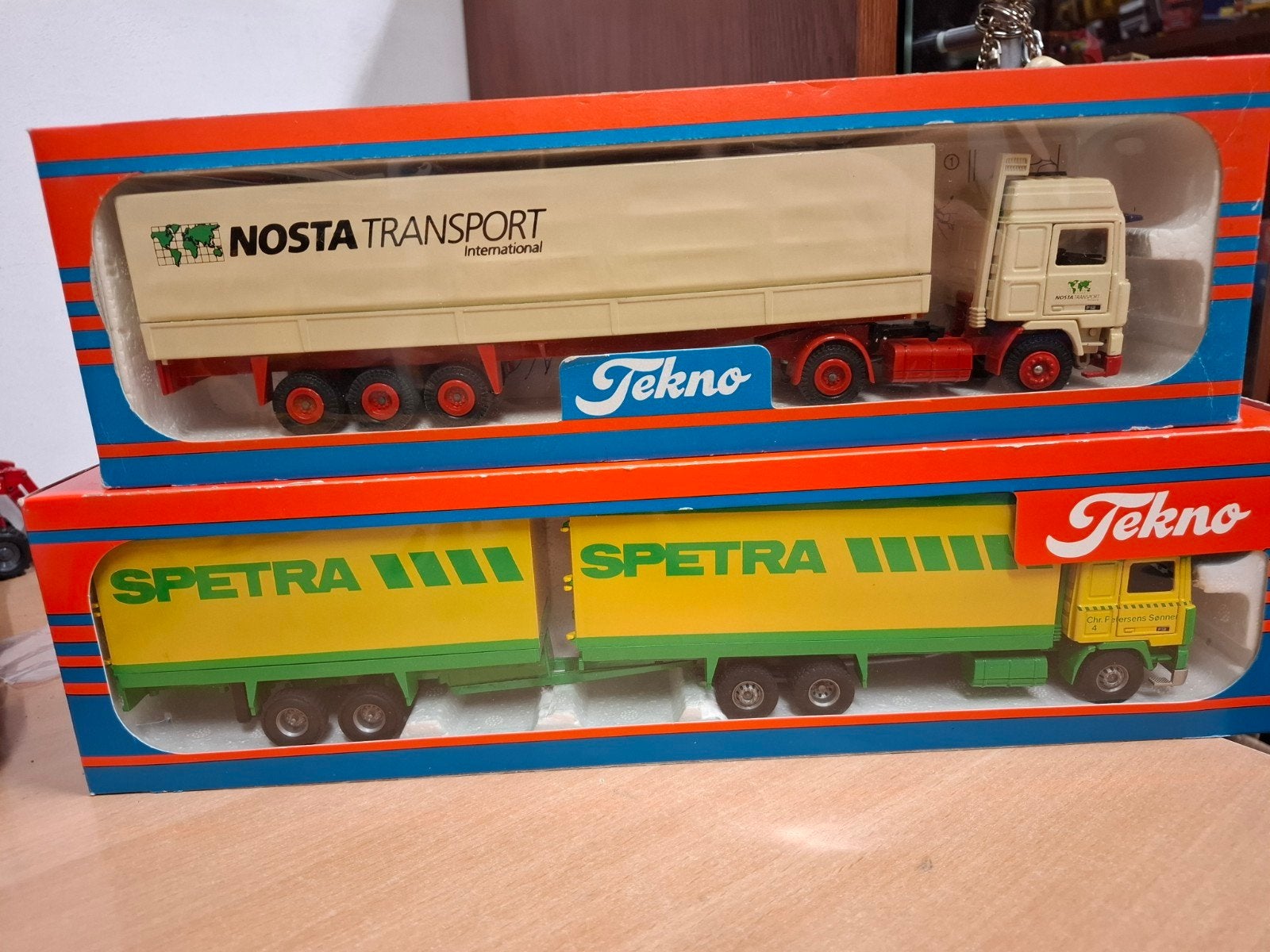 2 oude Teknos Volvo modellen, Hobby en Vrije tijd, Modelauto's | 1:50, Ophalen of Verzenden, Zo goed als nieuw, Bus of Vrachtwagen
