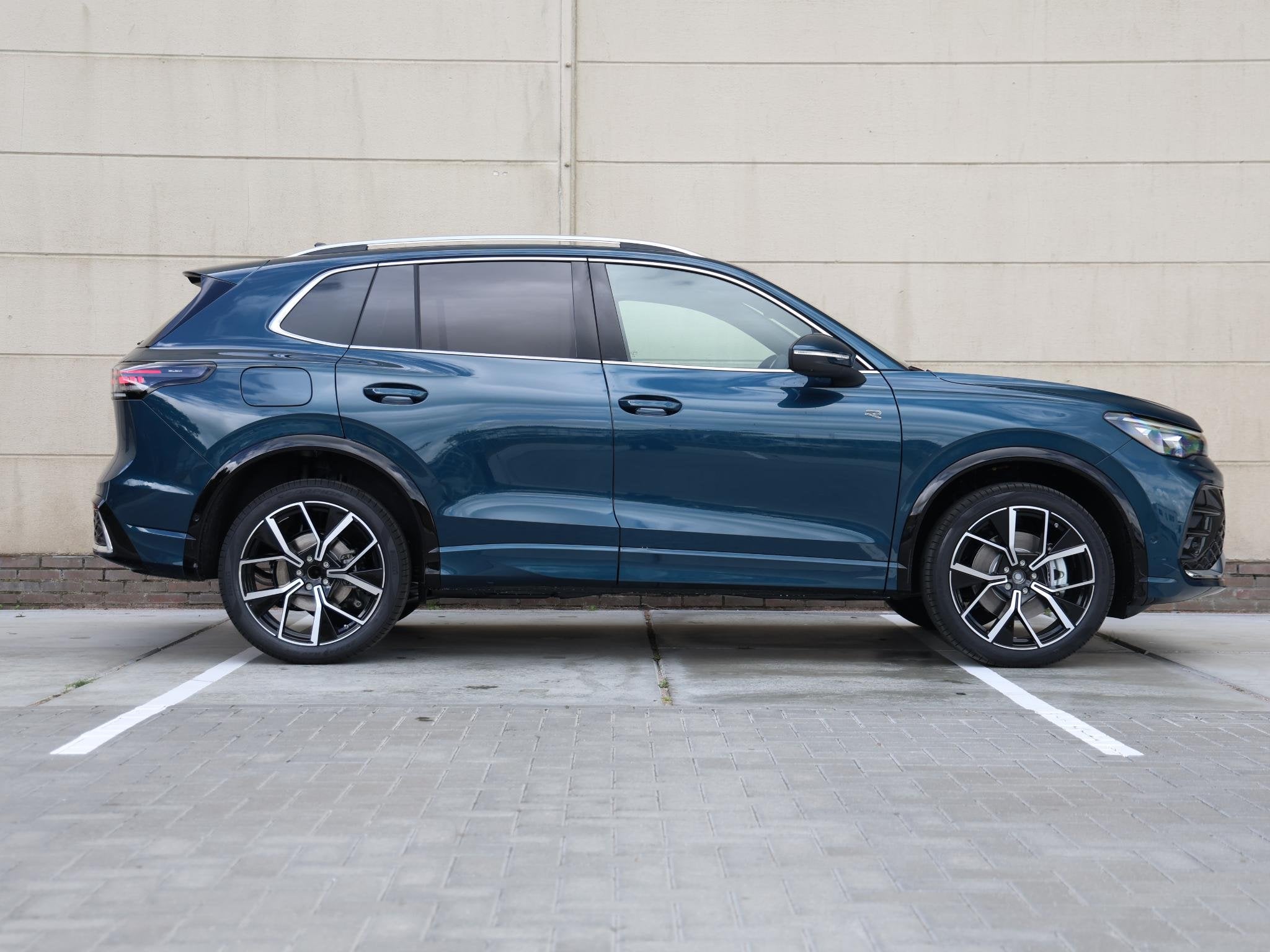 Volkswagen Tiguan R-Line Edition 1.5 eHybrid 204 PK | Head u, Stof, 1498 cc, Plug-in hybride, Bedrijf