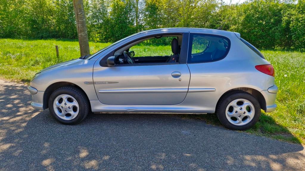Peugeot 206 1.4 Quiksilver 75PK | Airco | LMV | Elektrisch p, Auto's, Peugeot, Voorwielaandrijving, Stof, Zwart, 4 cilinders