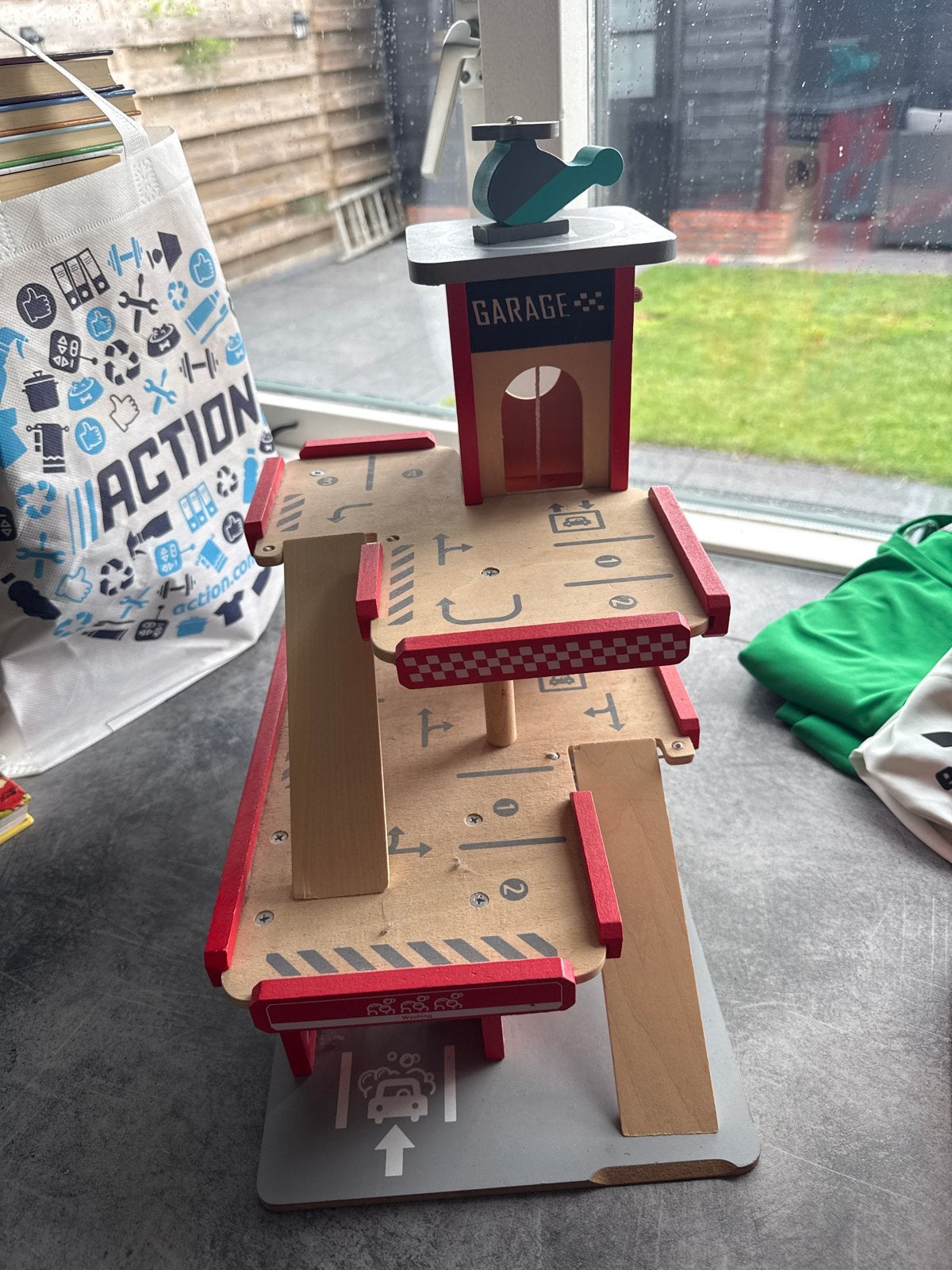 Houten speelgoed garage met helikopterplatform, Ophalen, Gebruikt
