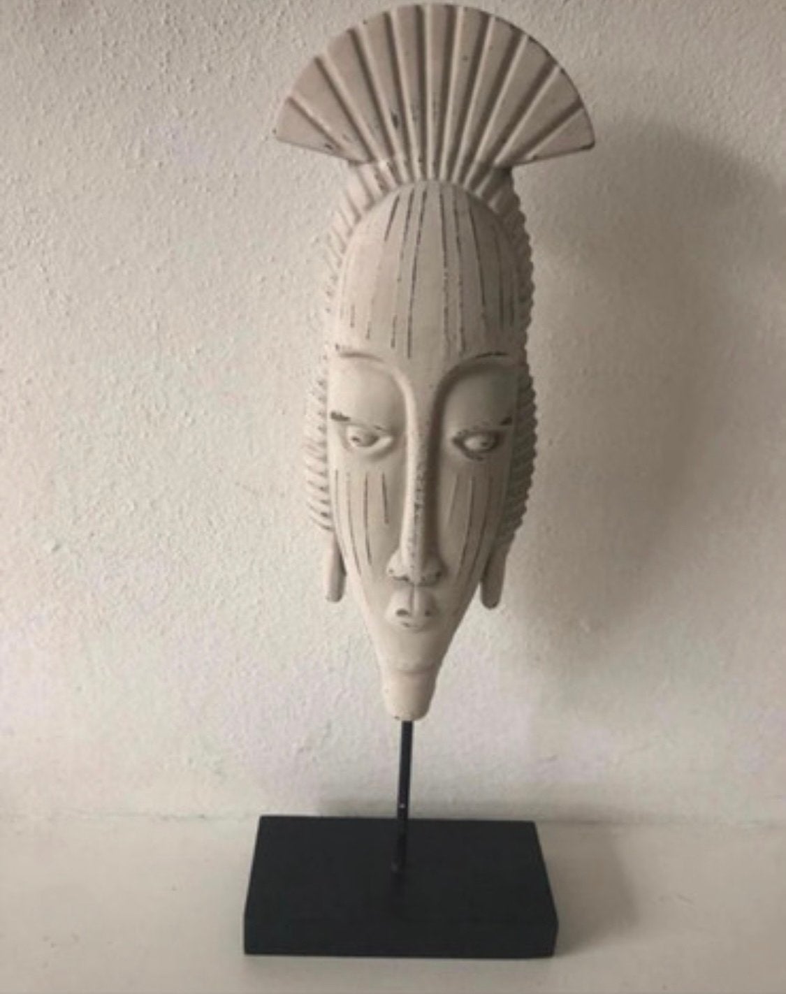 Decoratief masker op voet - Afrikaanse stijl, Antiek en Kunst, Kunst | Niet-Westerse kunst, Hout, Masker, Ophalen of Verzenden