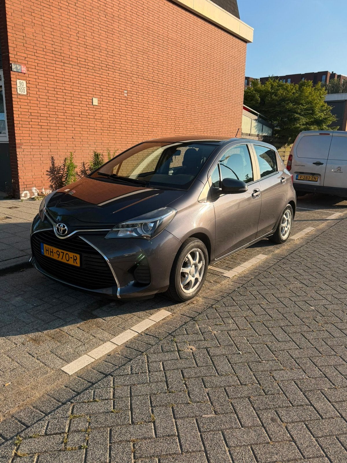 Toyota Yaris 1.3 16V Vvt-i 5DR CVT 2015 Grijs, Auto's, Toyota, 1025 kg, 40 €/maand, 4 cilinders, 550 kg