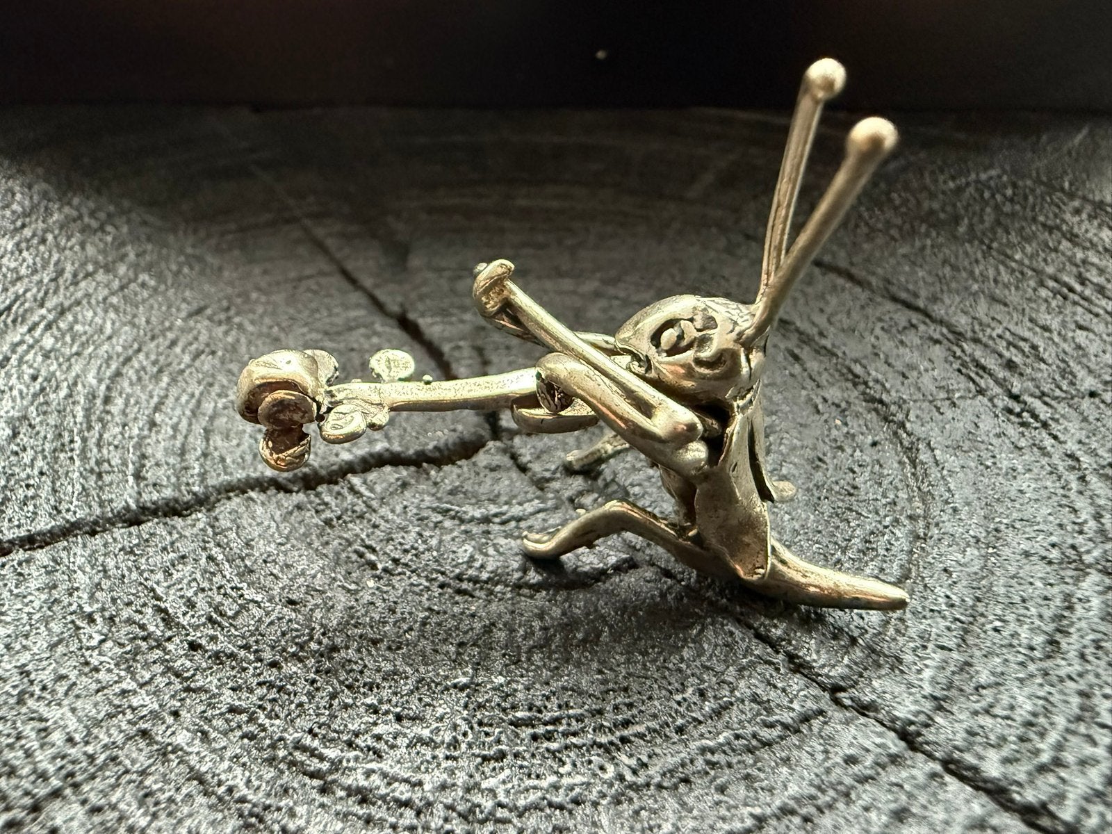 Zilveren Miniatuur Krekel die Viool Speelt - Gedetailleerd, Antiek en Kunst, Verzenden, Zilver