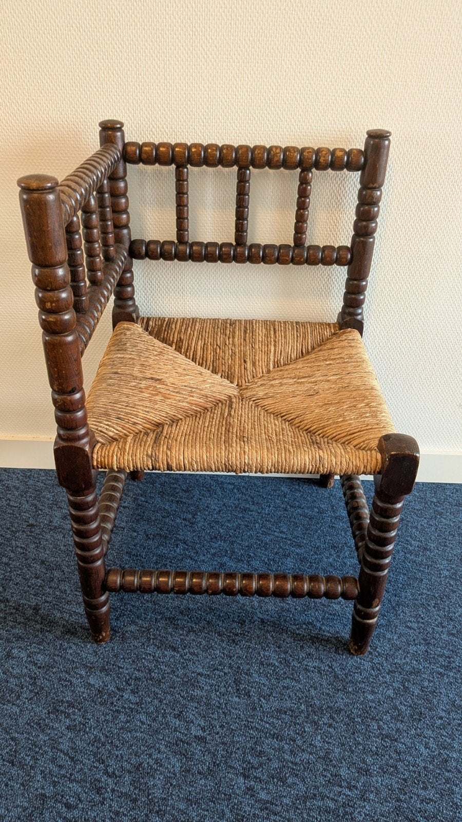 Vintage houten bobbin stoel met biezen zitting, Antiek en Kunst, Antiek | Meubels | Stoelen en Banken, Ophalen