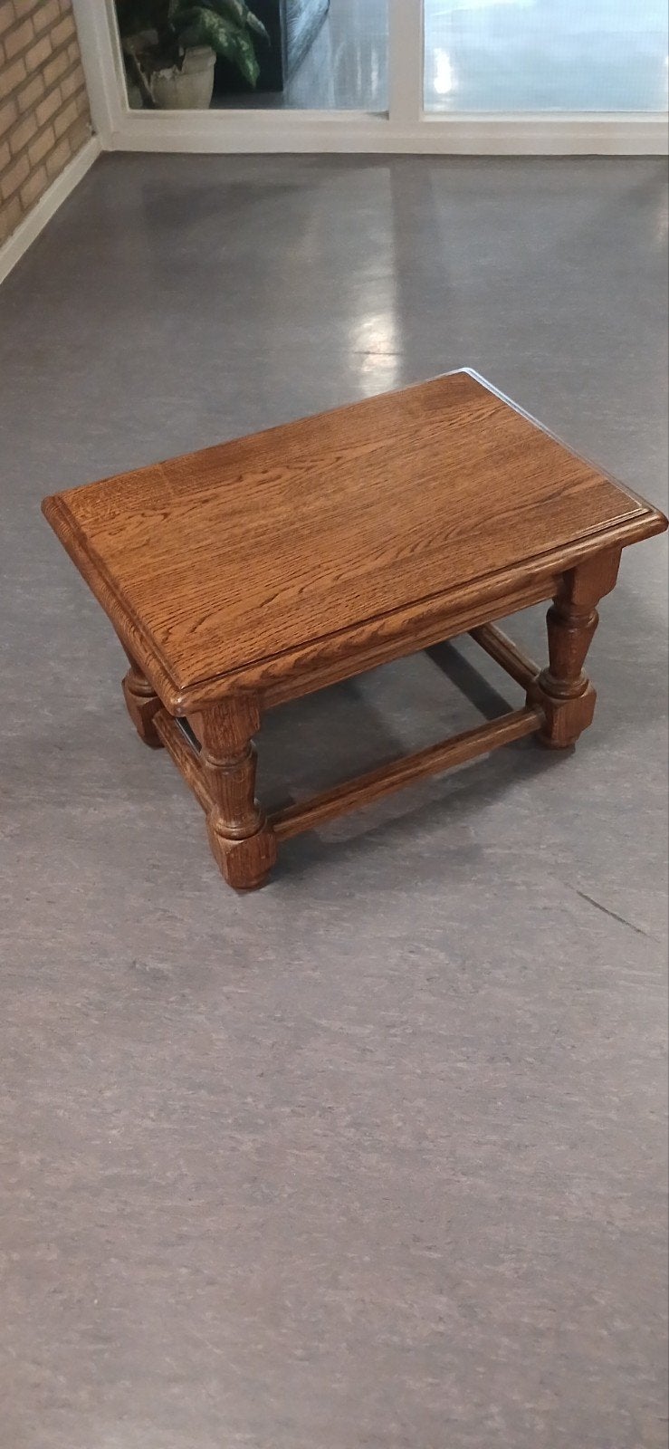Massief eiken bijzet/salontafel van meubelmakerij Lotus € 80, Ophalen