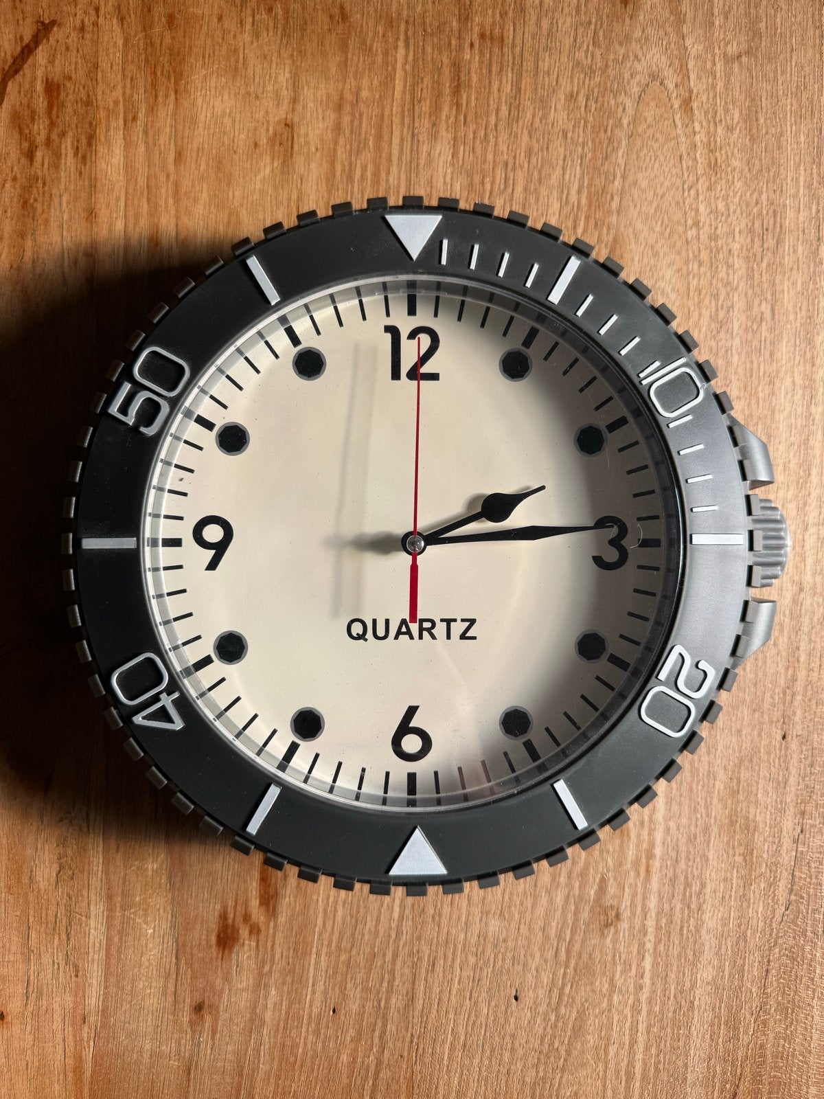 Wandklok in horloge-stijl - 24 cm diameter, Huis en Inrichting, Woonaccessoires | Klokken, Ophalen, Analoog, Werkt op batterijen
