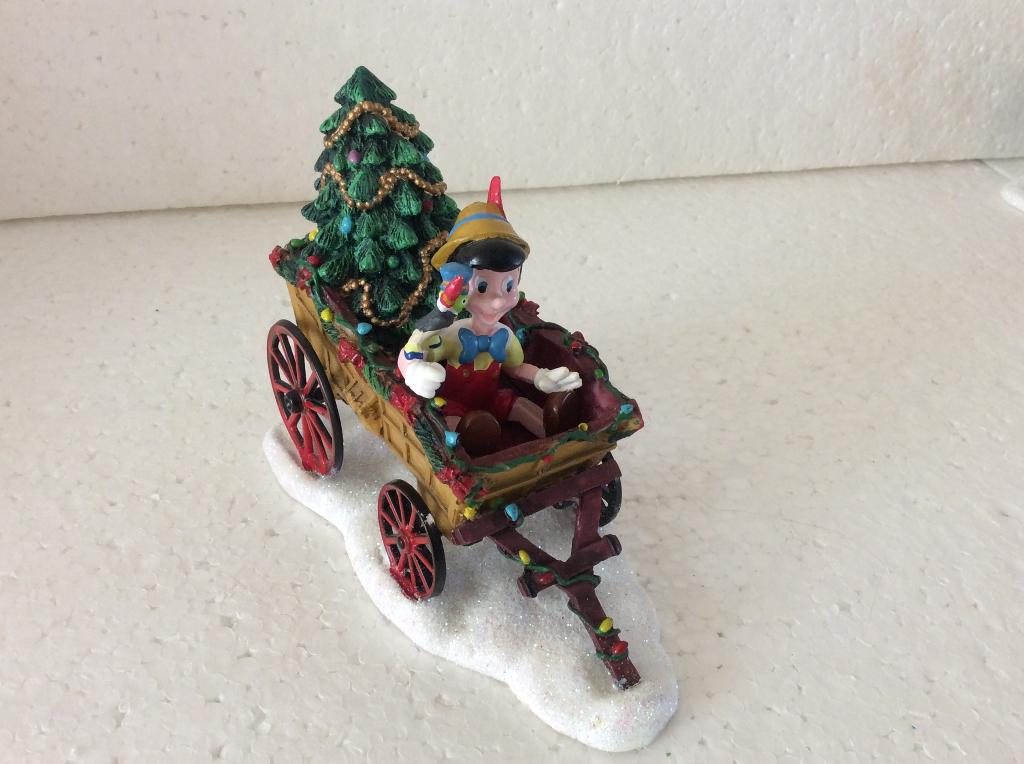 Disney Pinocchio - beeldje Pinocchio in wagen - kerstdorp, Verzamelen, Disney, Ophalen of Verzenden, Peter Pan of Pinokkio, Zo goed als nieuw