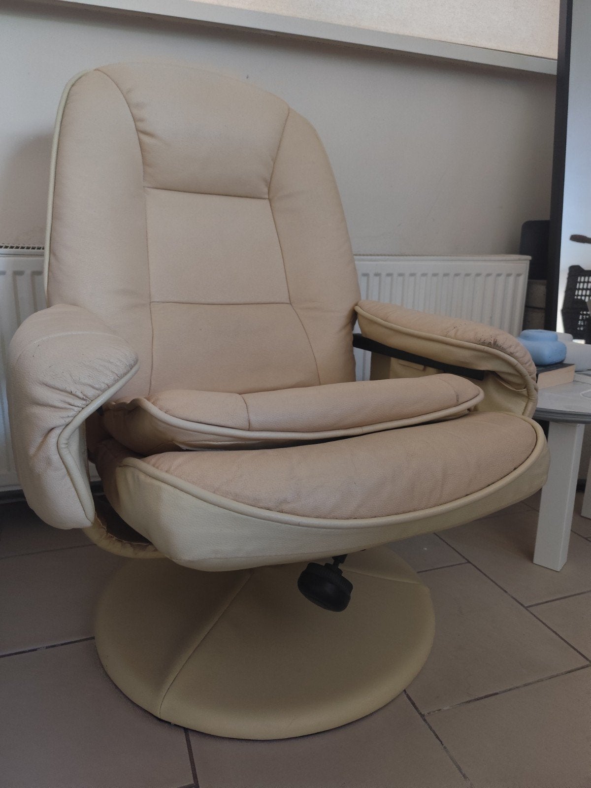 GRATIS AF TE HALEN: Beige (Leren) Draai- en Relaxfauteuil, Ophalen, Gebruikt, 50 tot 75 cm