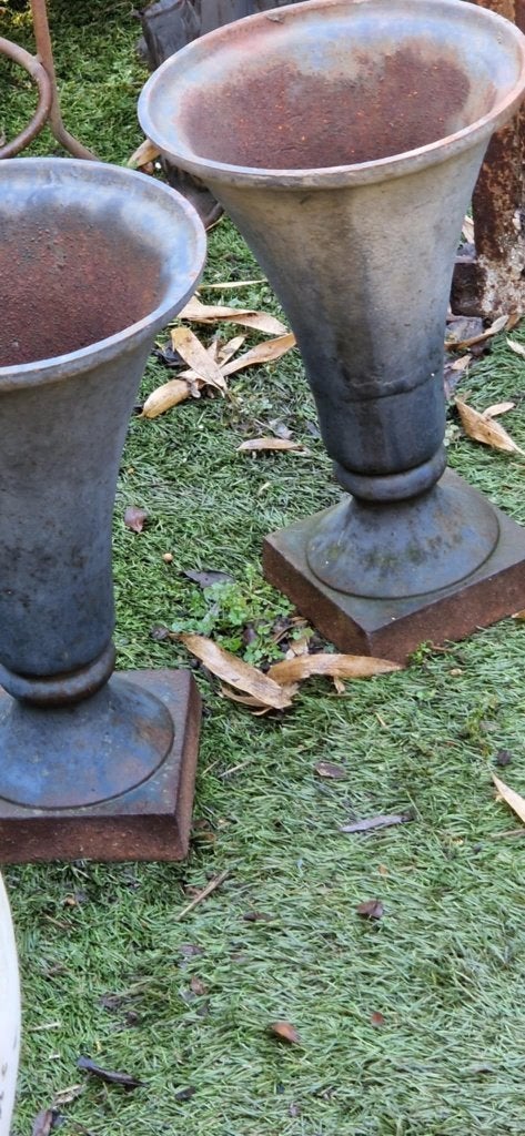 2 gietijzeren Kelk(of Urn) vazen en roestsluier (brocante), Tuin en Terras, Ophalen of Verzenden, Gebruikt