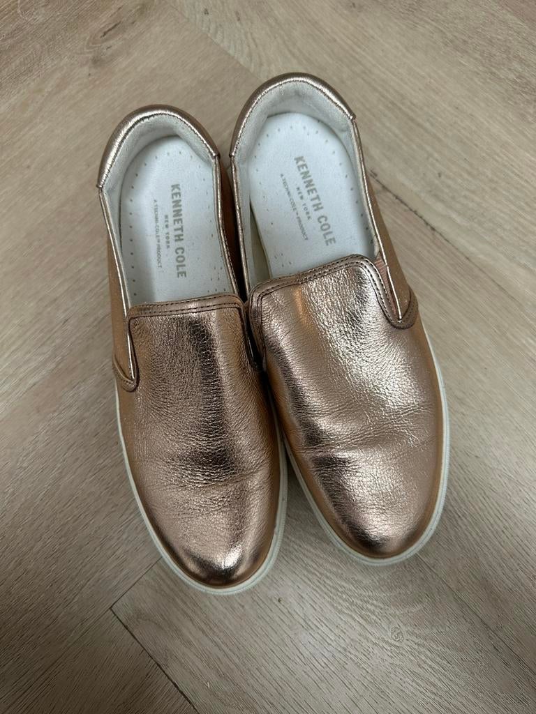 Kenneth Cole Instappers watm metallic maat 38 zgan!!, Kleding | Dames, Schoenen, Ophalen of Verzenden, Zo goed als nieuw, Roze