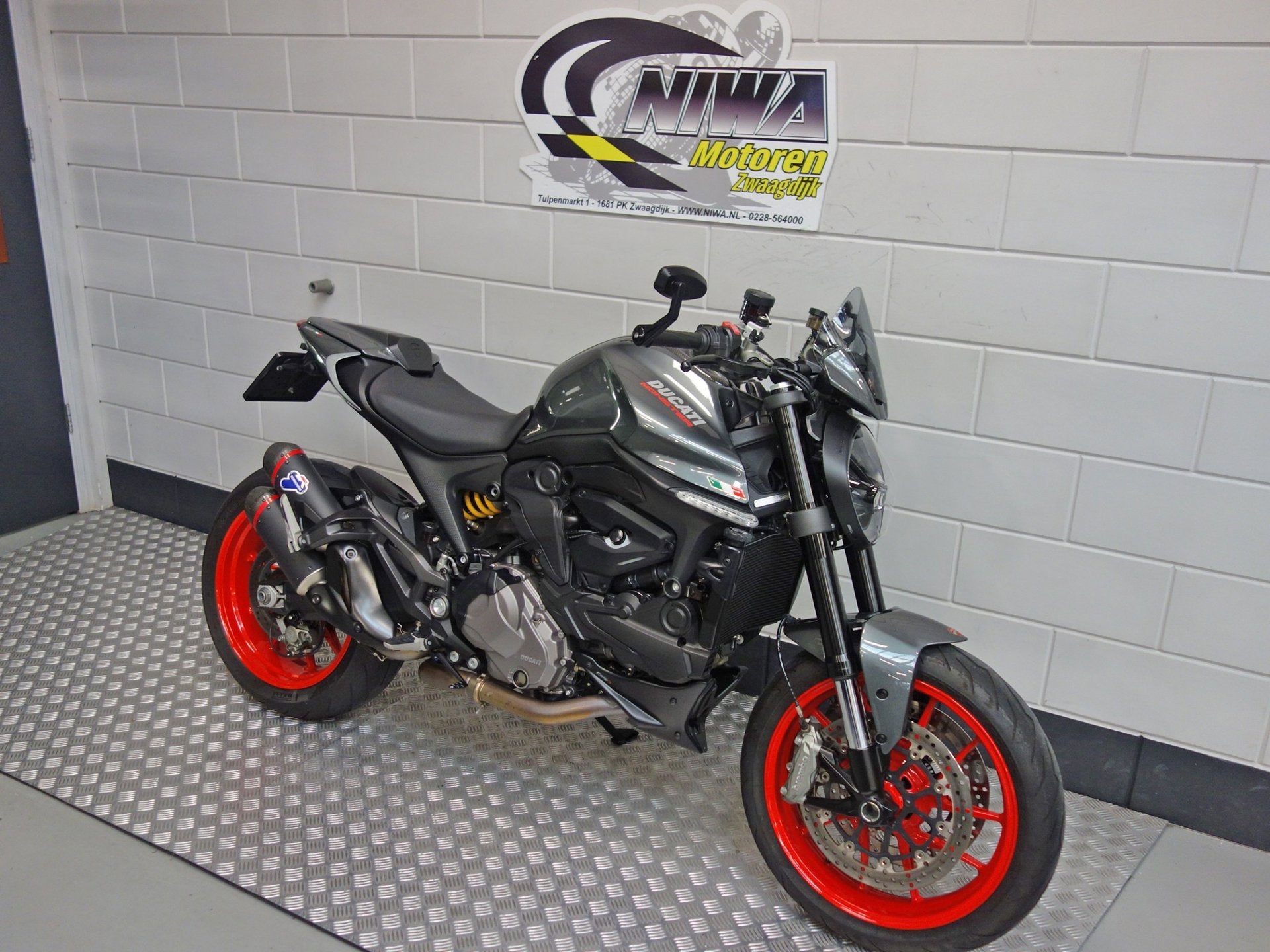 Ducati Monster +, ABS, Meer dan 35 kW, Handgeschakeld, 937 cc