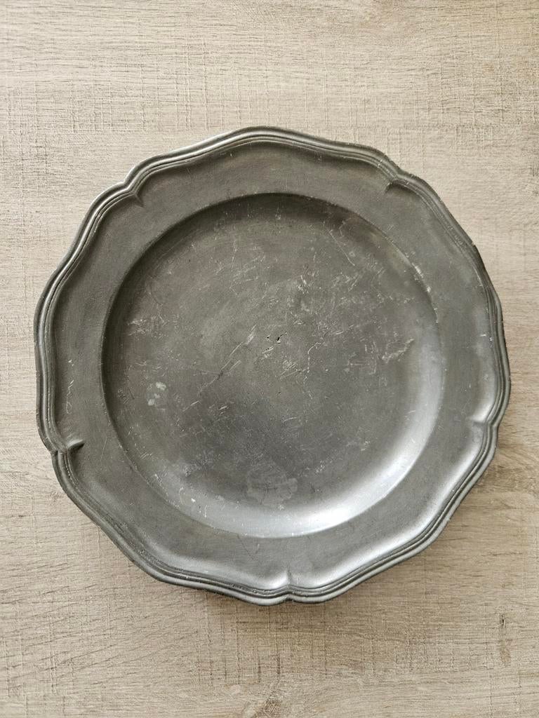 Antiek tinnen bord met geschulpte rand - Ø 24 cm, Antiek en Kunst, Antiek | Tin, Ophalen of Verzenden