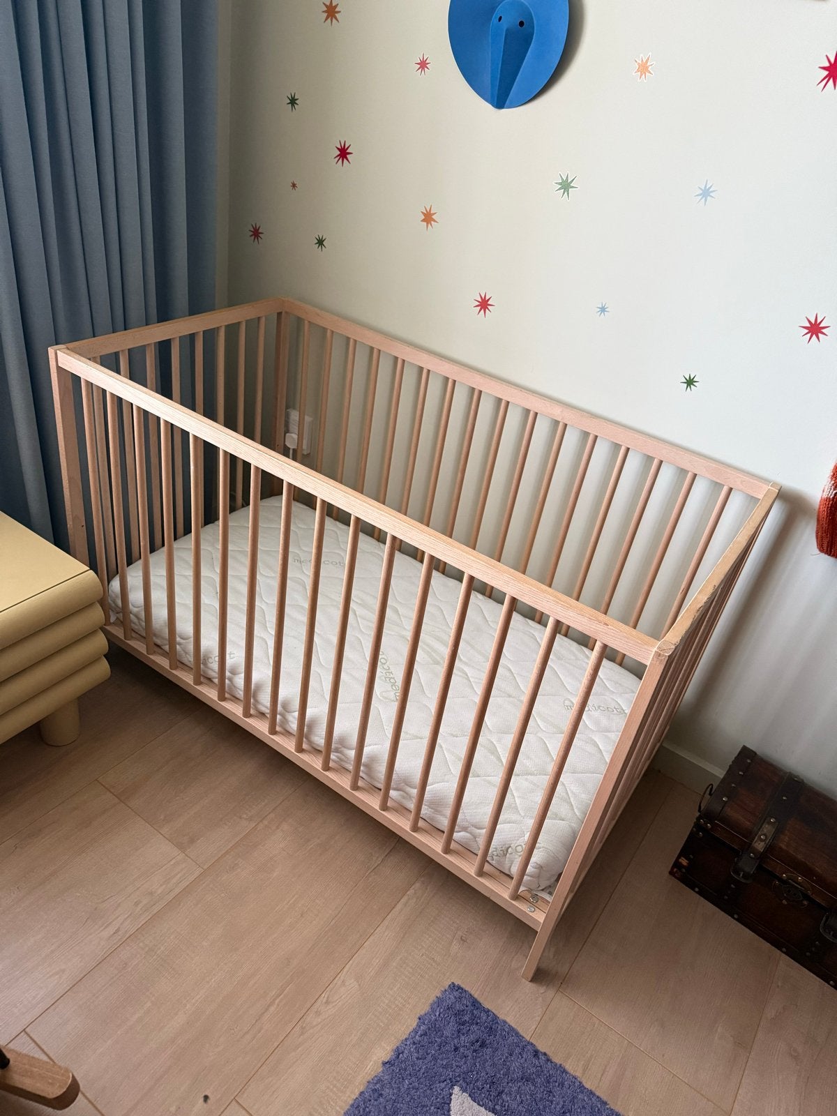 IKEA SNIGLAR Ledikant met matras - Beukenhout - babybed, Kinderen en Baby's, Babywiegjes en Ledikanten, Ophalen, Gebruikt, Ledikant