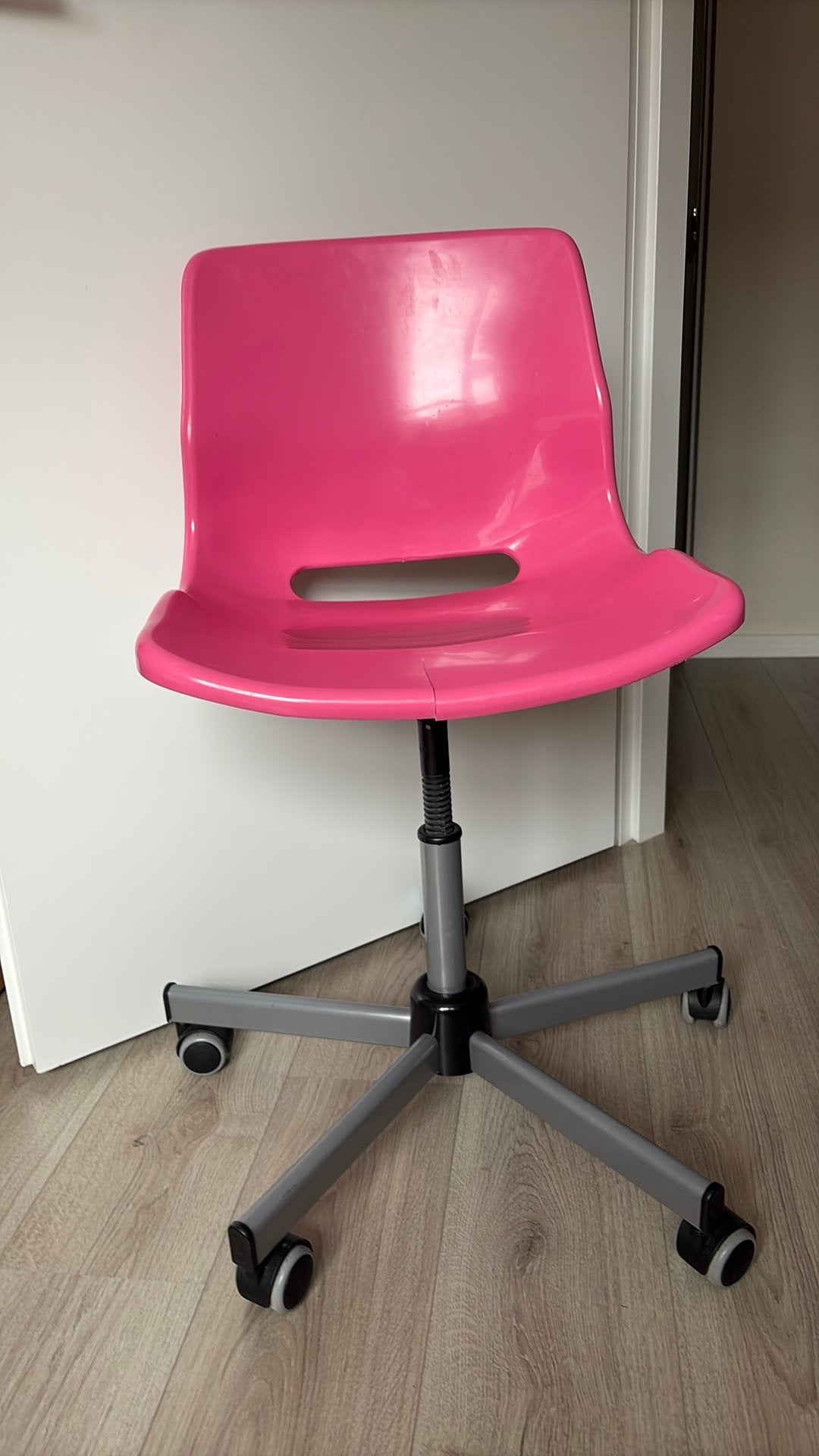 Roze (kinder) bureau stoel met scheur in de zitting, Ophalen, Gebruikt, Roze