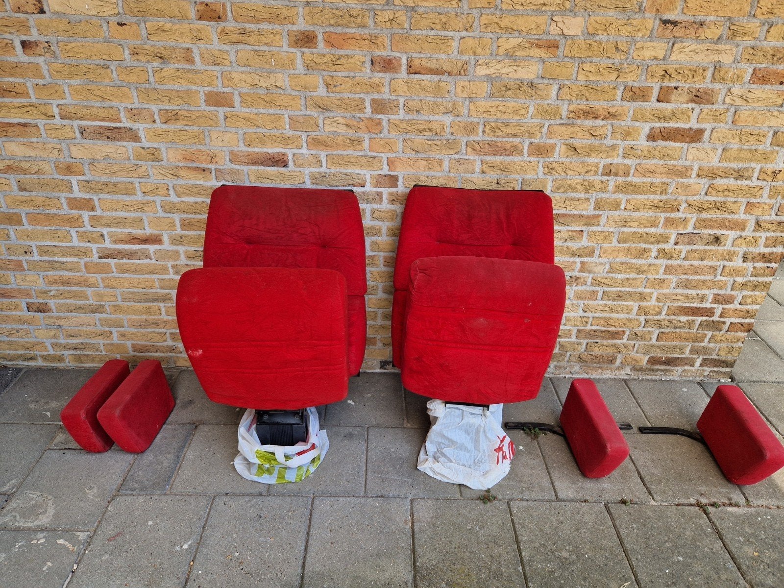 Bioscoopstoelen uit de Midi Tilburg (2 stuks), Ophalen, Gebruikt, Metaal, Rood