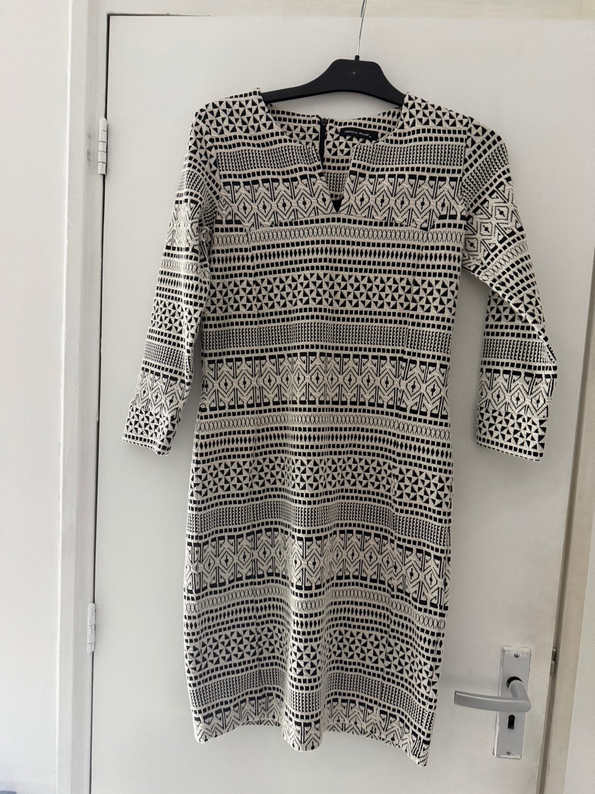 Dames jurk met geometrisch patroon - Angelle Milan, Kleding | Dames, Maat 38/40 (M), Zwart, Ophalen of Verzenden, Knielengte