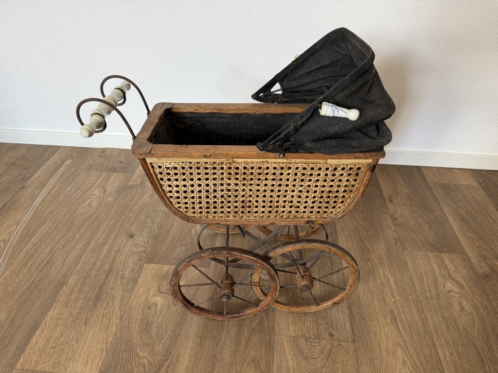 Antieke poppenwagen van hout en riet, Ophalen