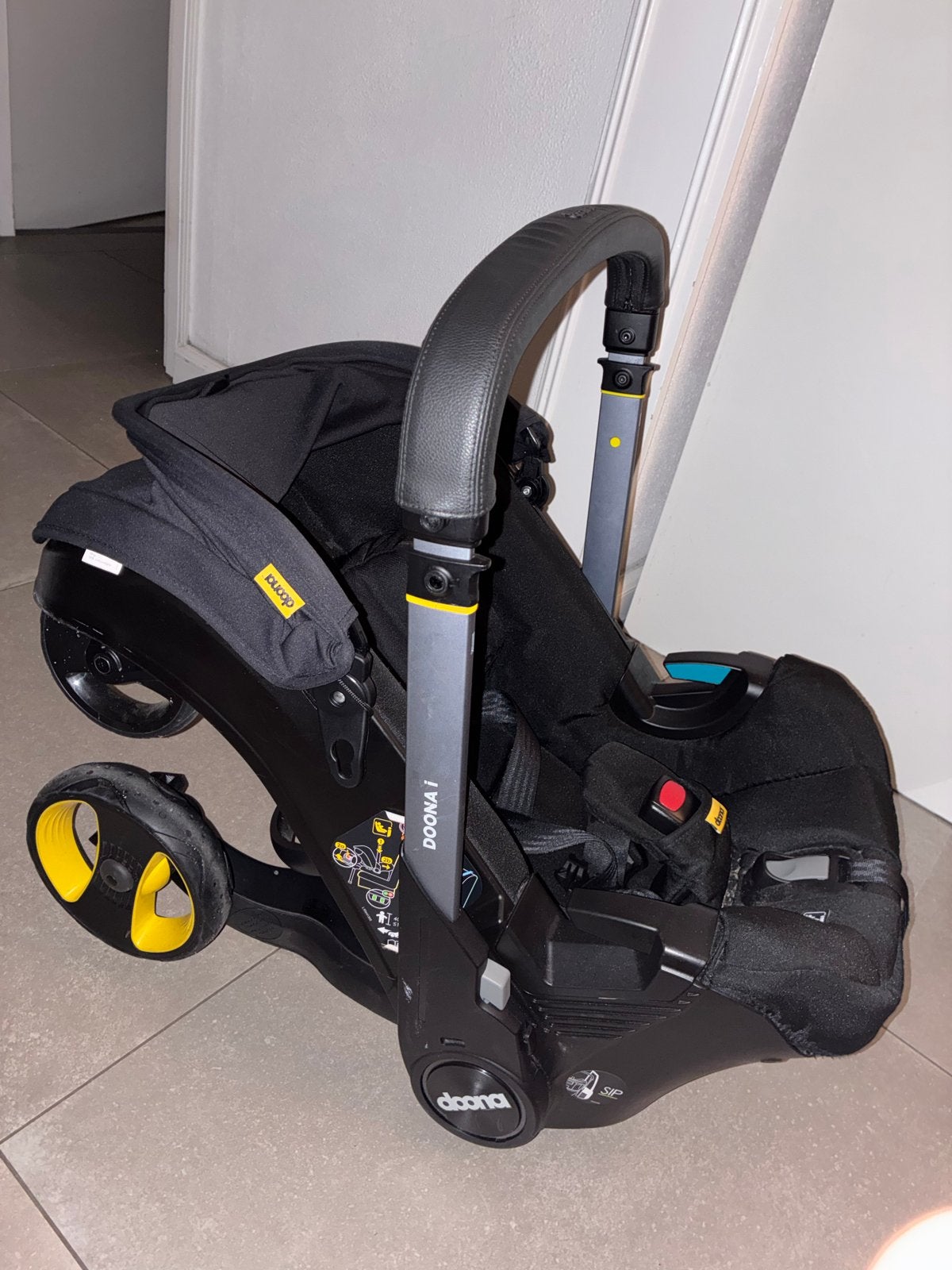 Doona i Autostoeltje – Nitro Black | Zo goed als nieuw, Kinderen en Baby's, Overige merken, Autogordel, Zo goed als nieuw, 0 t/m 13 kg