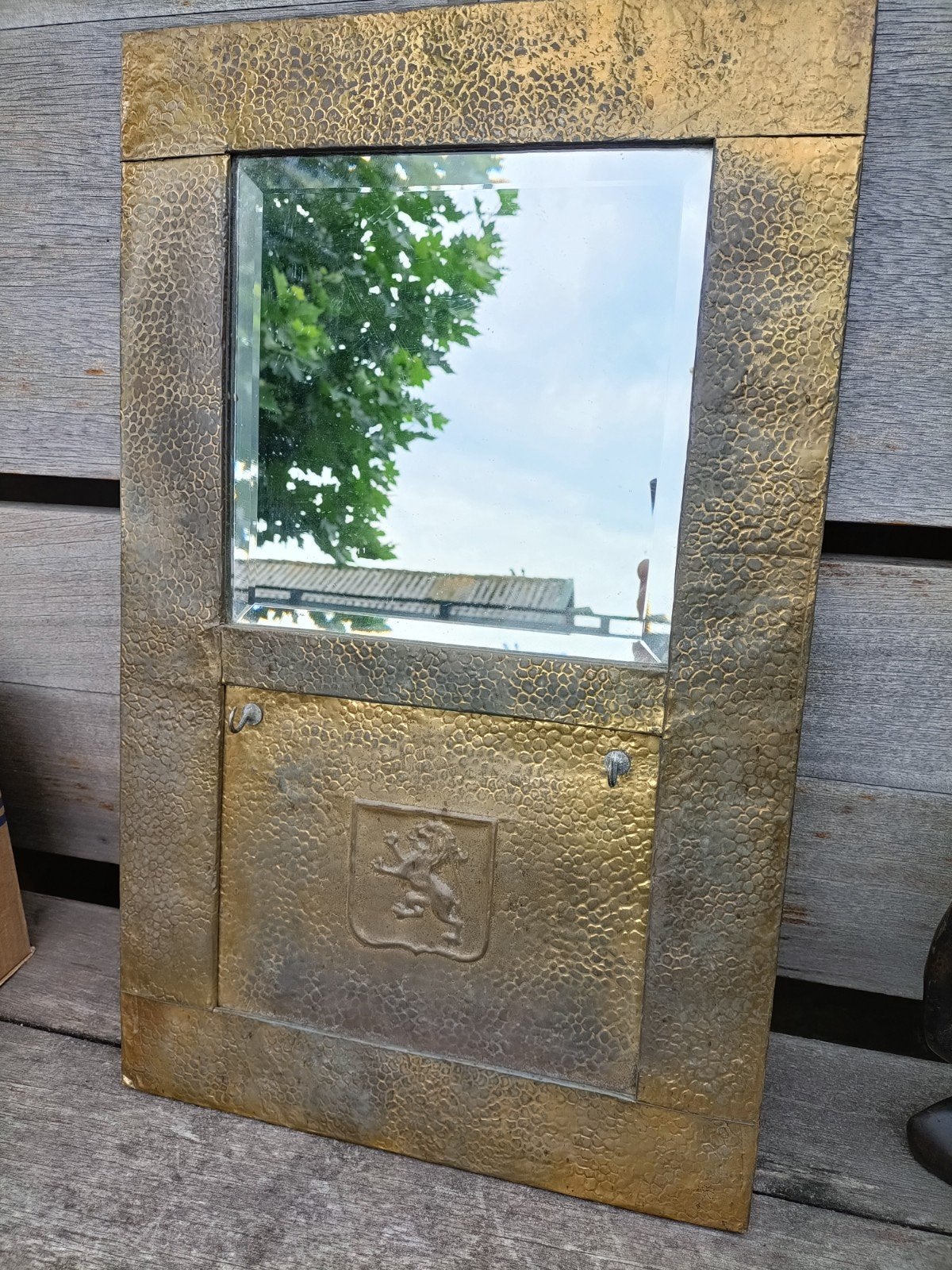 Antieke koperen halspiegel met hamerreliëf. 2 sleutelhaakje, Antiek en Kunst, Ophalen, Ovaal, Minder dan 50 cm