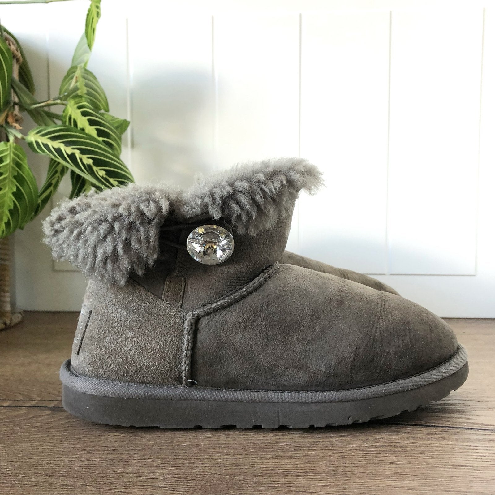 UGG Mini Bailey Button Bling Laarzen Maat 38 Grijs, Kleding | Dames, Ophalen of Verzenden, Zo goed als nieuw, Grijs, Lage of Enkellaarzen
