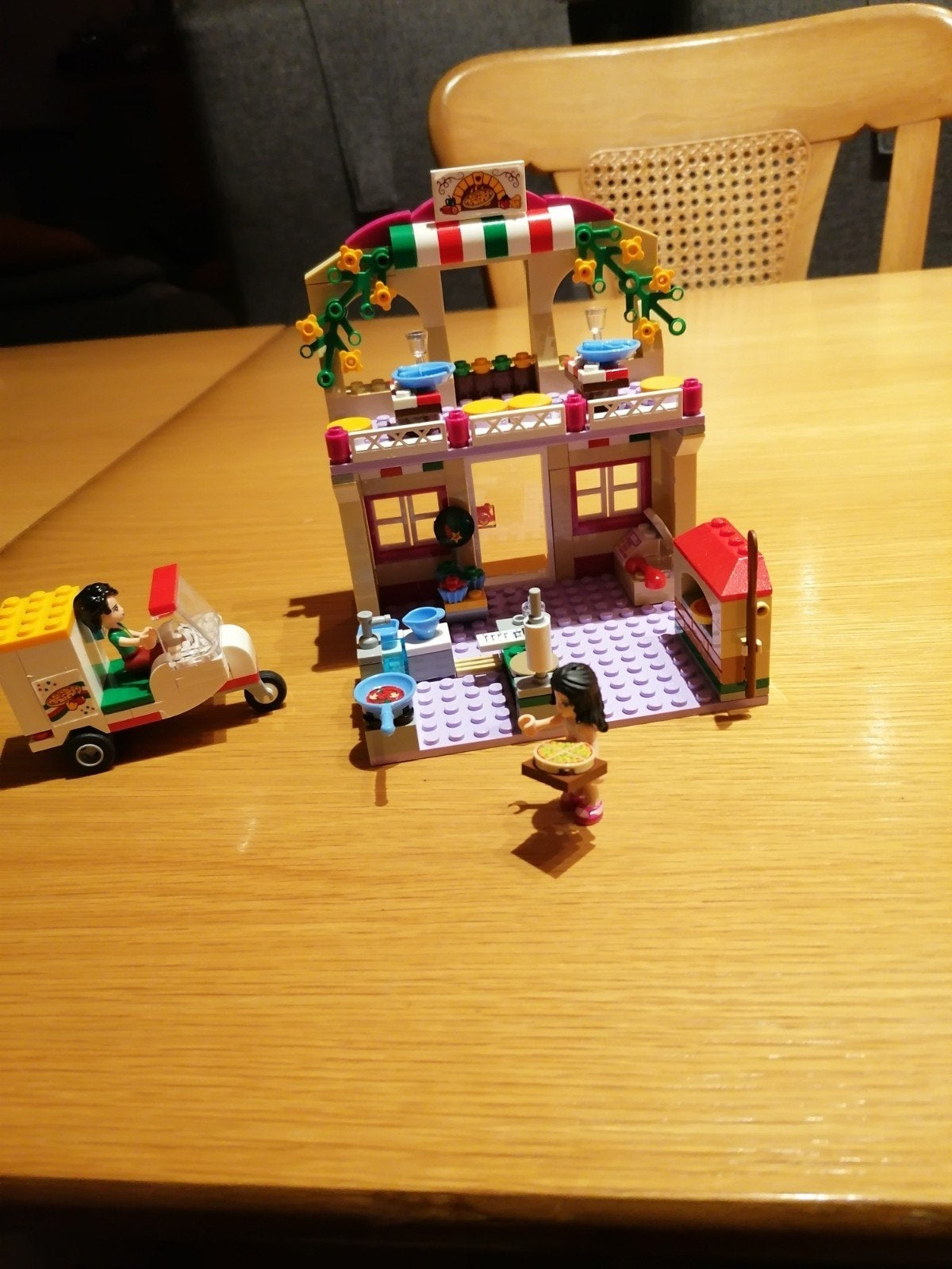 Lego Friends Pizzeria met scooter en figuren, Gebruikt, Lego, Friends, Ophalen of Verzenden