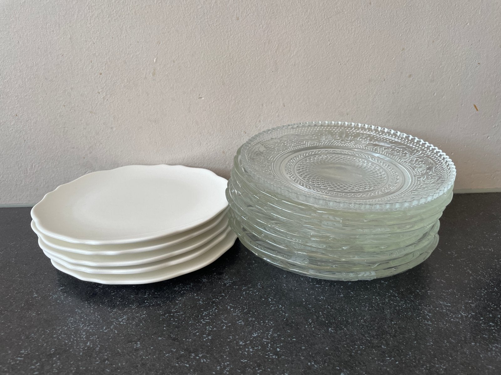 Set van 5 witte gebakjesbordjes en 9 glazen gebaksbordjes, Ophalen, Gebruikt, Keramiek, Bord(en)