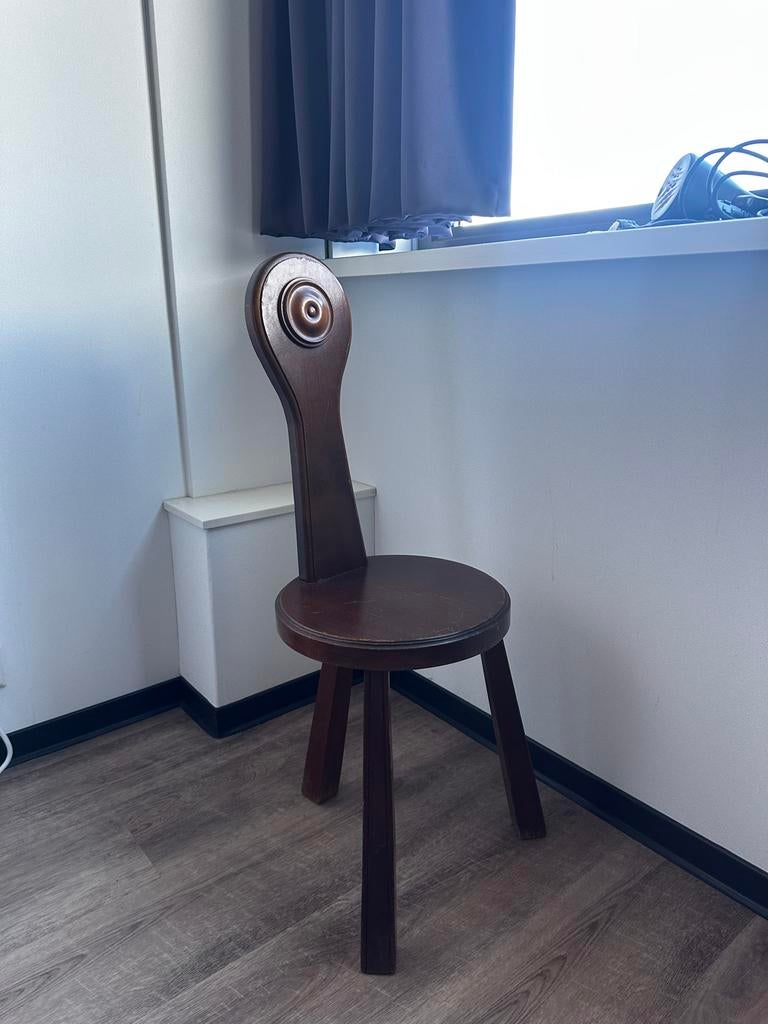Vintage Brutalistische Driepoot Stoel van Massief Hardhout, Antiek en Kunst, Antiek | Meubels | Stoelen en Banken, Ophalen of Verzenden