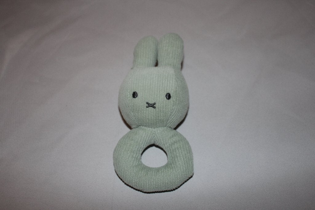 Nijntje rammelaar - groen rib stof - knuffel pluche 15cm, Konijn, Nijntje, Ophalen of Verzenden, Klein (minder dan 20 cm)