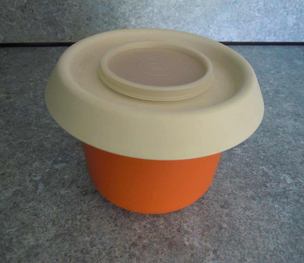 TUPPERWARE mixerkom/mengbeker, Huis en Inrichting, Keuken | Tupperware, Oranje, Ophalen of Verzenden, Zo goed als nieuw, Met deksel