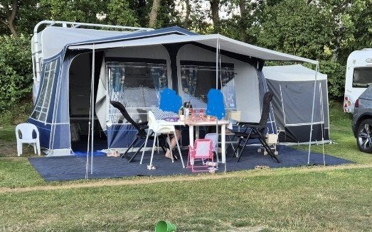 zeer nette Knaus sport 420 caravan met stapelbed en voortent, Dwarsbed, Treinzit, 750 - 1000 kg, Particulier