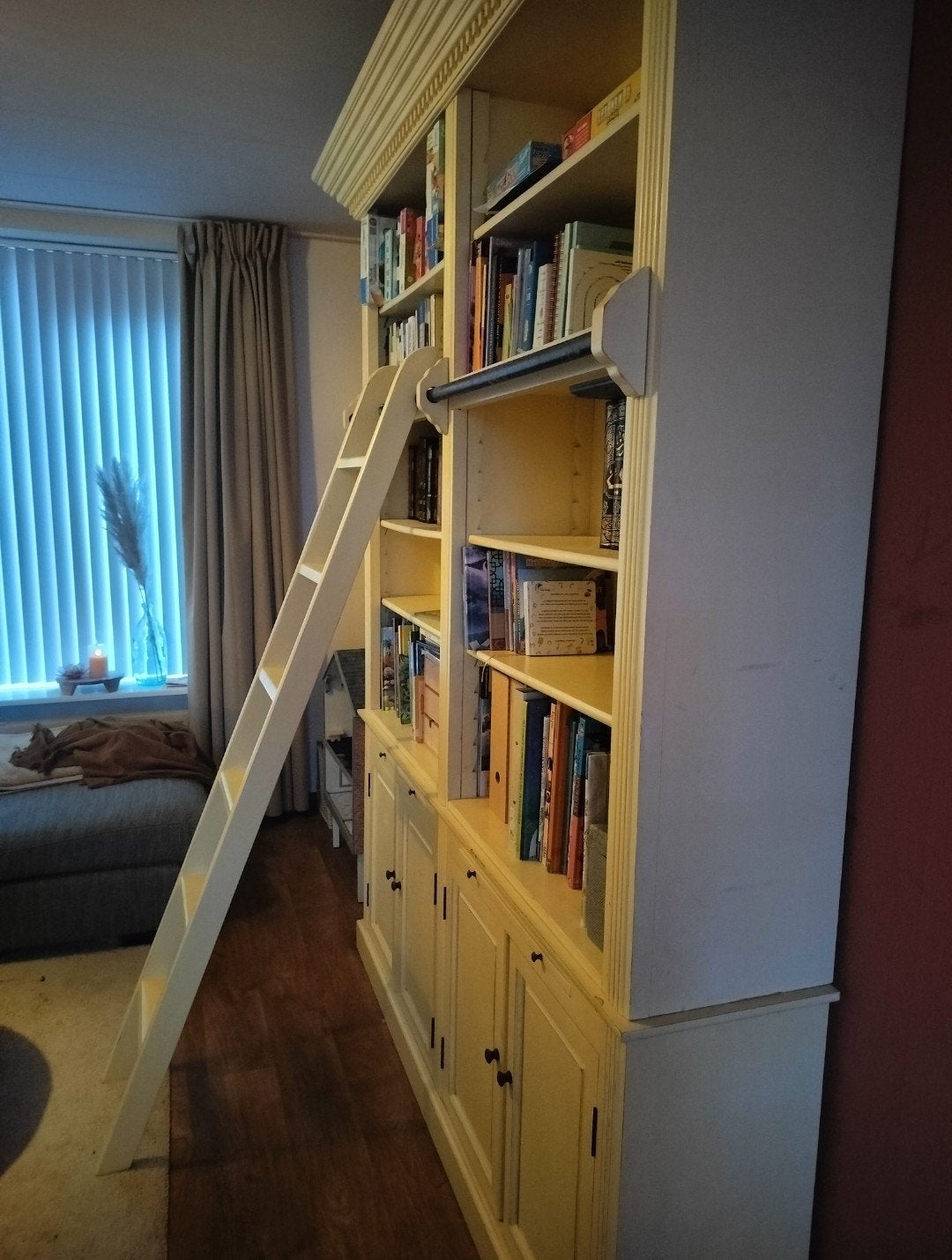 Grote boekenkast met ladder - Crème/Geel, Gebruikt, Met deur(en), 200 cm of meer, 150 tot 200 cm