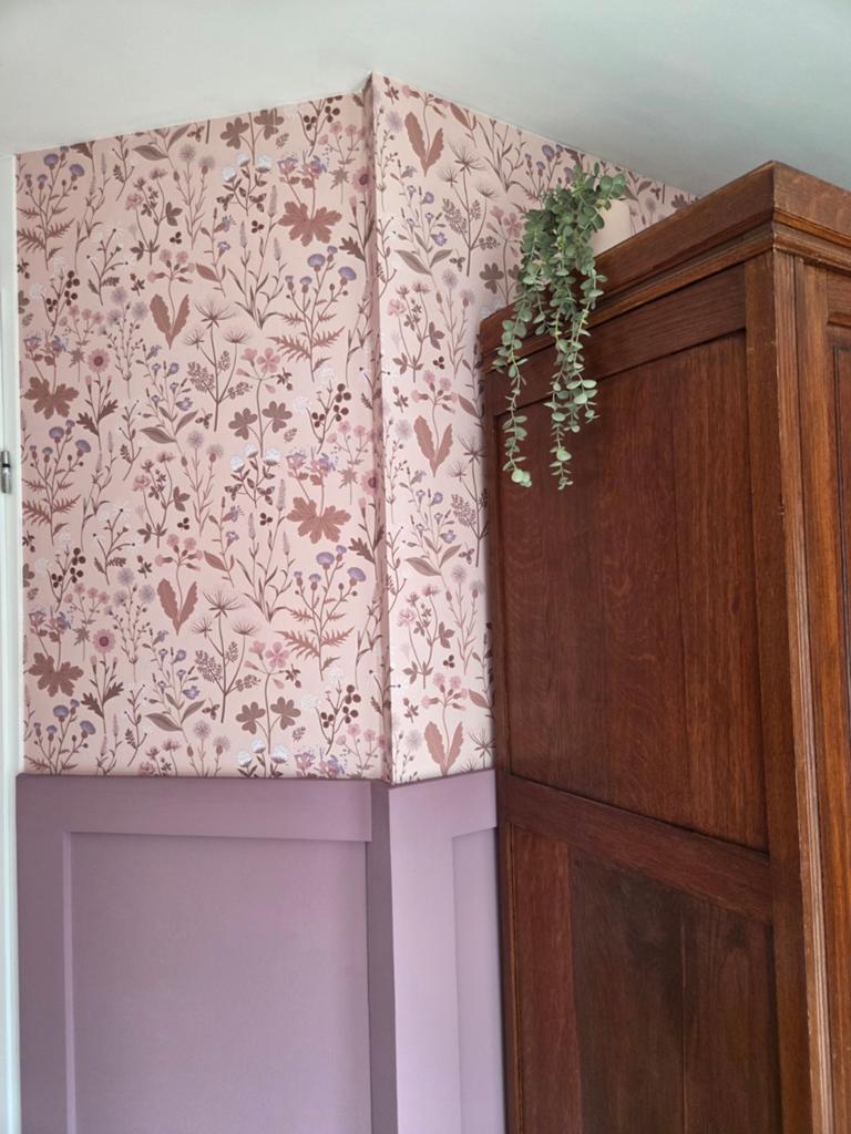 Esta Home vliesbehang - Veldboemen Oudroze en Lila Paars, Huis en Inrichting, Stoffering | Behang, Ophalen of Verzenden, Minder dan 10 m²