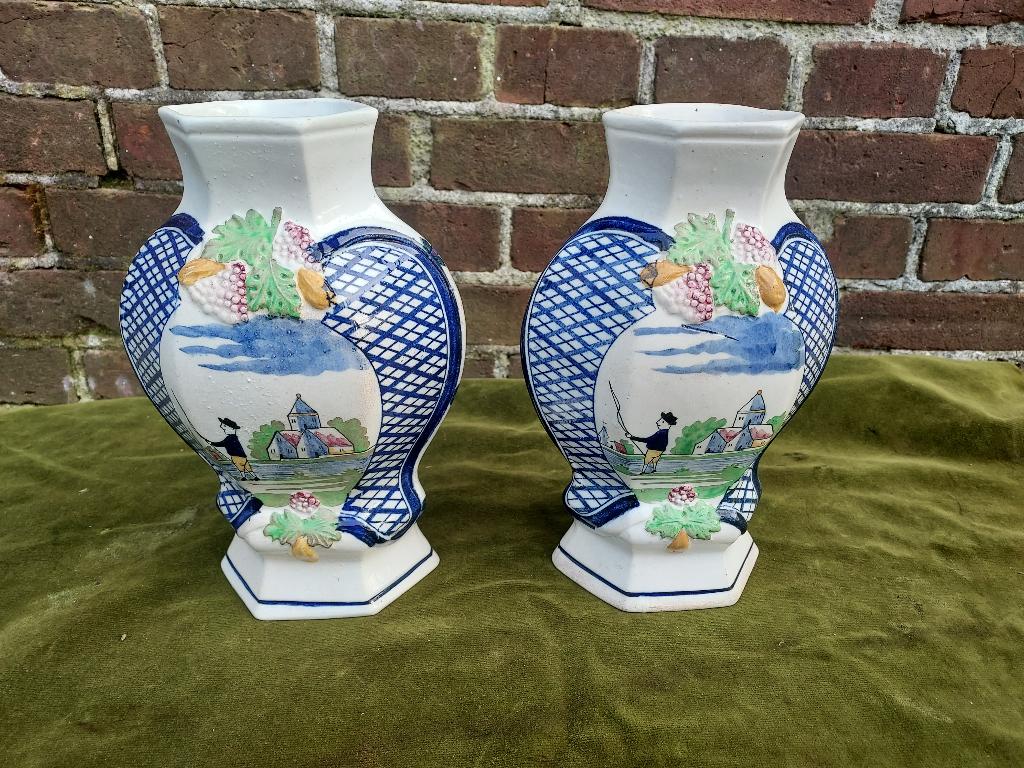 2 Delftse vazen, polychroom landschap decor met visser., Verzenden
