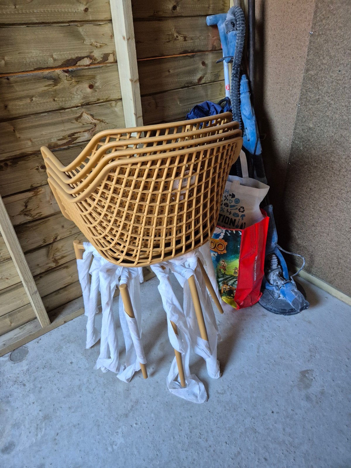 4 okergele stoelen - nieuw, Huis en Inrichting, Stoelen, Hout, Overige kleuren, Ophalen of Verzenden, Zo goed als nieuw