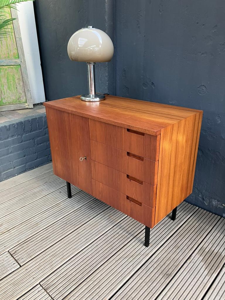 Schitterend vintage dressoir. Deens design., Antiek en Kunst, Antiek | Meubels | Kasten, Ophalen