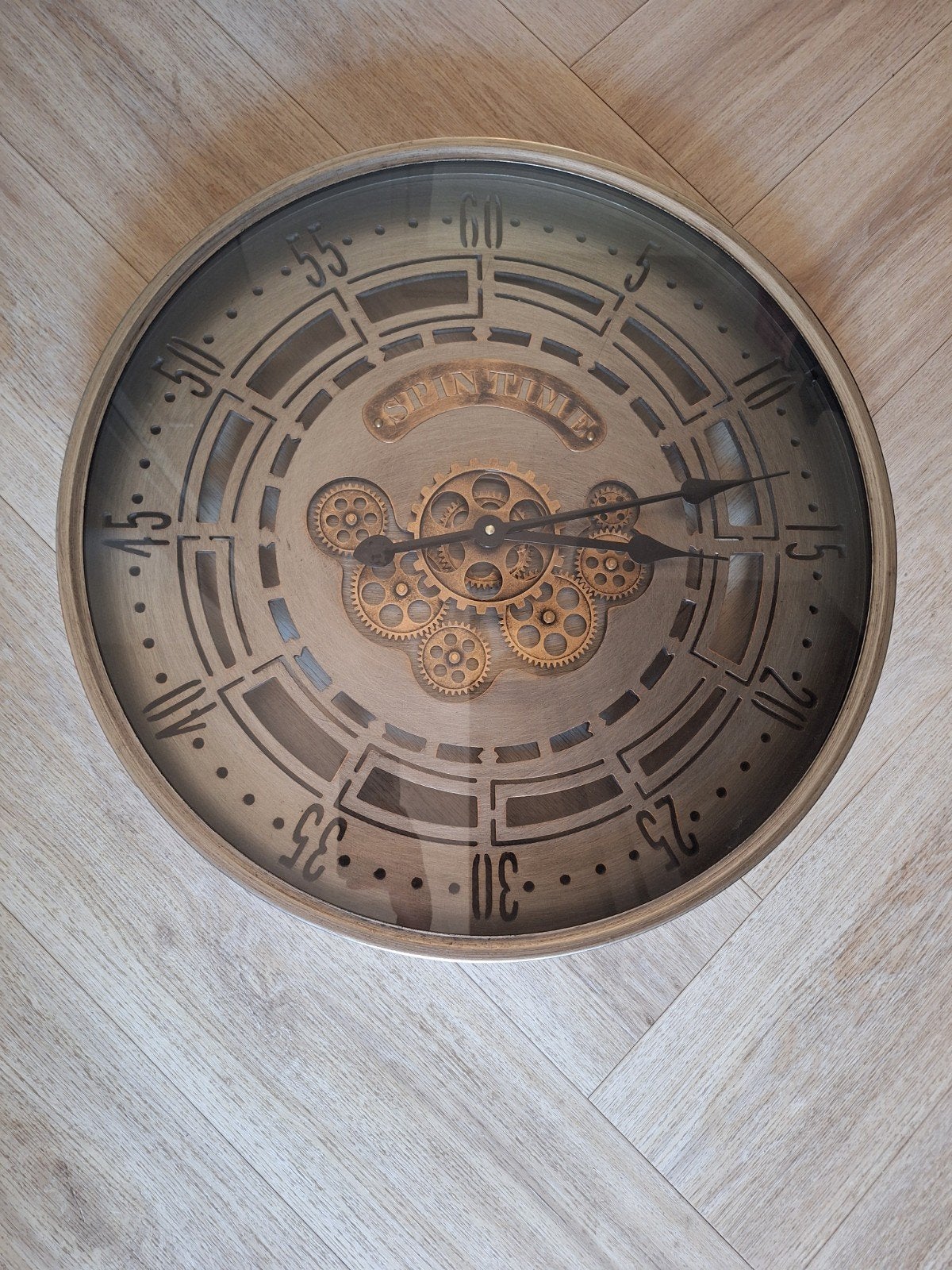 Grote wandklok 60cm met zichtbaar draaiend uurwerk, Ophalen, Zichtbaar uurwerk, Analoog, Industrieel