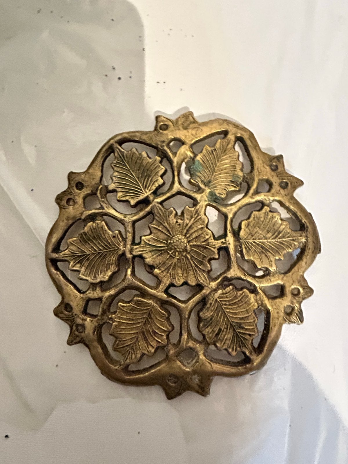 Antieke bronzen onderzetter met bladmotief, Antiek en Kunst, Ophalen of Verzenden, Brons
