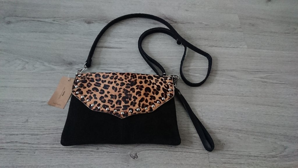 Sacha suède schoudertas/clutch met luipaardprint, Nieuw!, Overige merken, Zwart, Nieuw, Ophalen of Verzenden