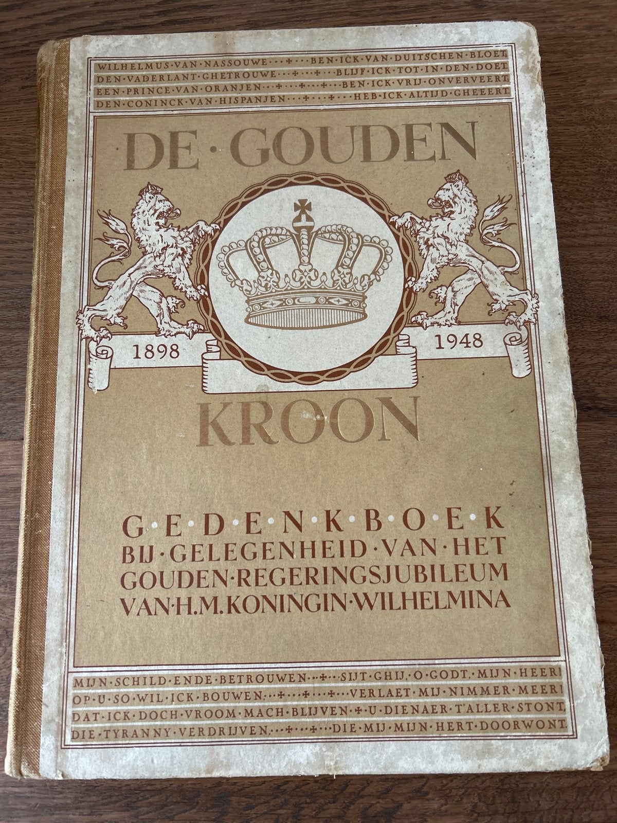 De Gouden Kroon - Gedenkboek Koningin Wilhelmina 1898-1948, Boeken, Ophalen of Verzenden, 20e eeuw of later, Gelezen