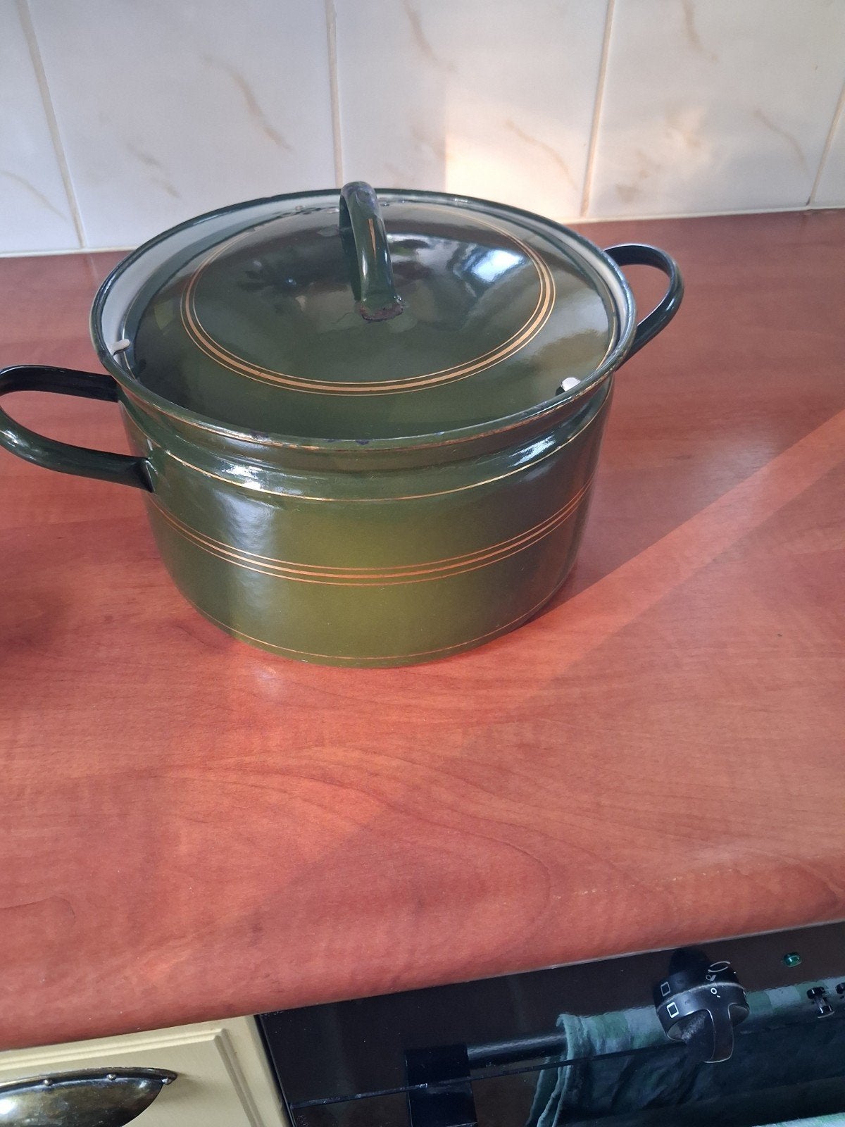 Donker groen emaille pan met goud kleurig biesje. 5 liter ., Ophalen of Verzenden