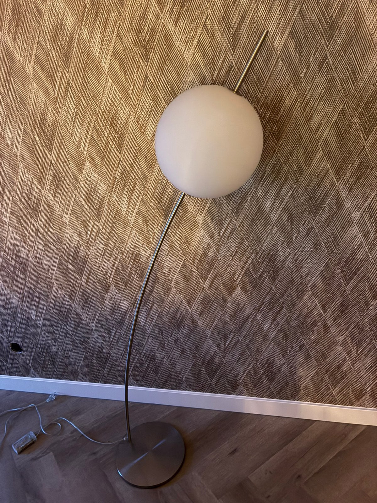 Vloerlamp witte bol en aluminium frame, dimbaar, Ophalen, Zo goed als nieuw, 150 tot 200 cm