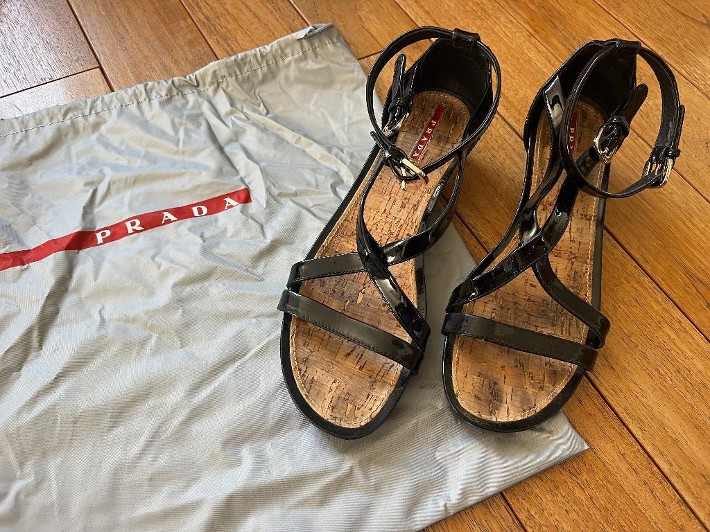 Prada. Lakleren sandaal. Maat 39 ZGAN, Kleding | Dames, Schoenen, Prada, Zwart, Zo goed als nieuw, Sandalen of Muiltjes