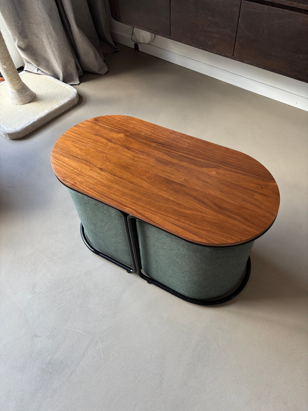 Notenhouten tafeltje met 2 poefjes - ideaal voor kleine ruim, Huis en Inrichting, Tafels | Salontafels, Minder dan 50 cm, Gebruikt