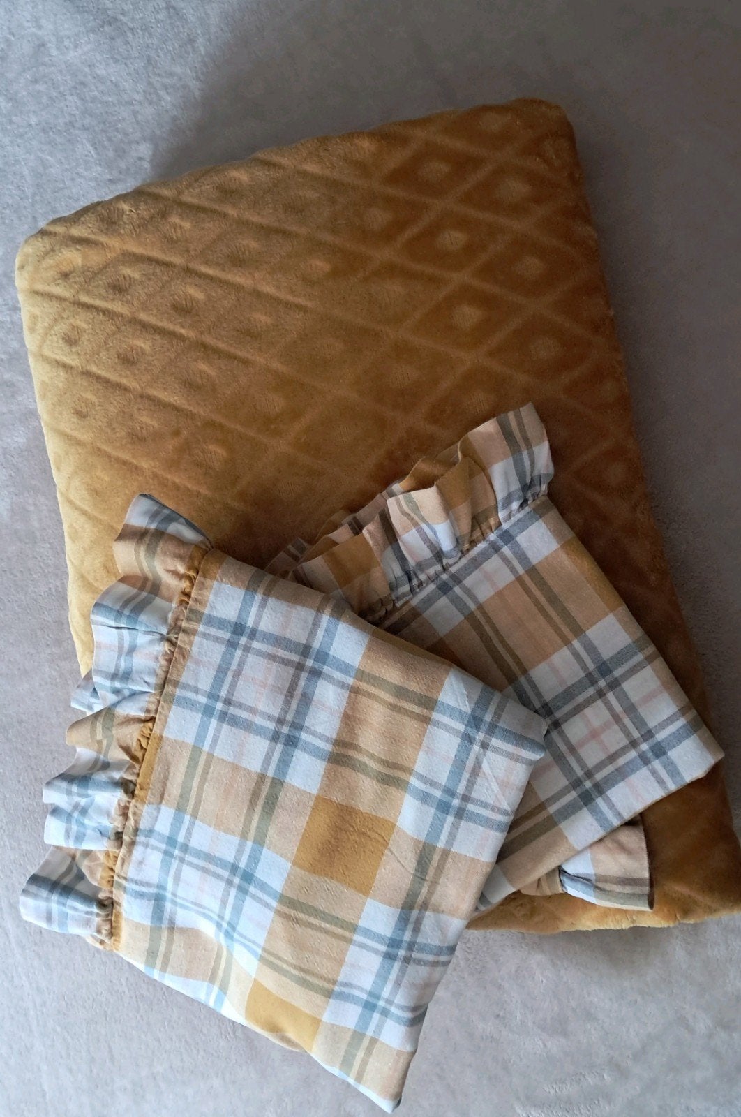 Okergeel Plaid met 2 Geruite Kussenslopen 180x200, Huis en Inrichting, Ophalen of Verzenden, Gebruikt, Plaid, Geel