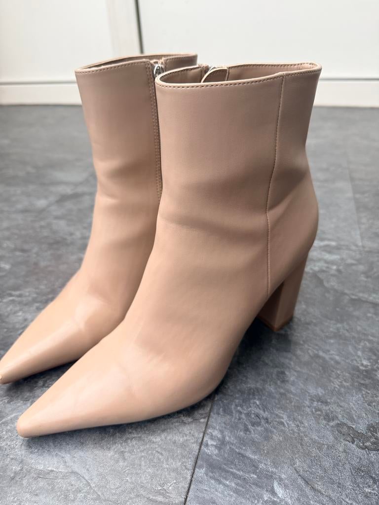 Nieuwe Mango enkellaarsjes met hak, maat 39, Kleding | Dames, Schoenen, Ophalen of Verzenden, Nieuw, Beige, Lage of Enkellaarzen