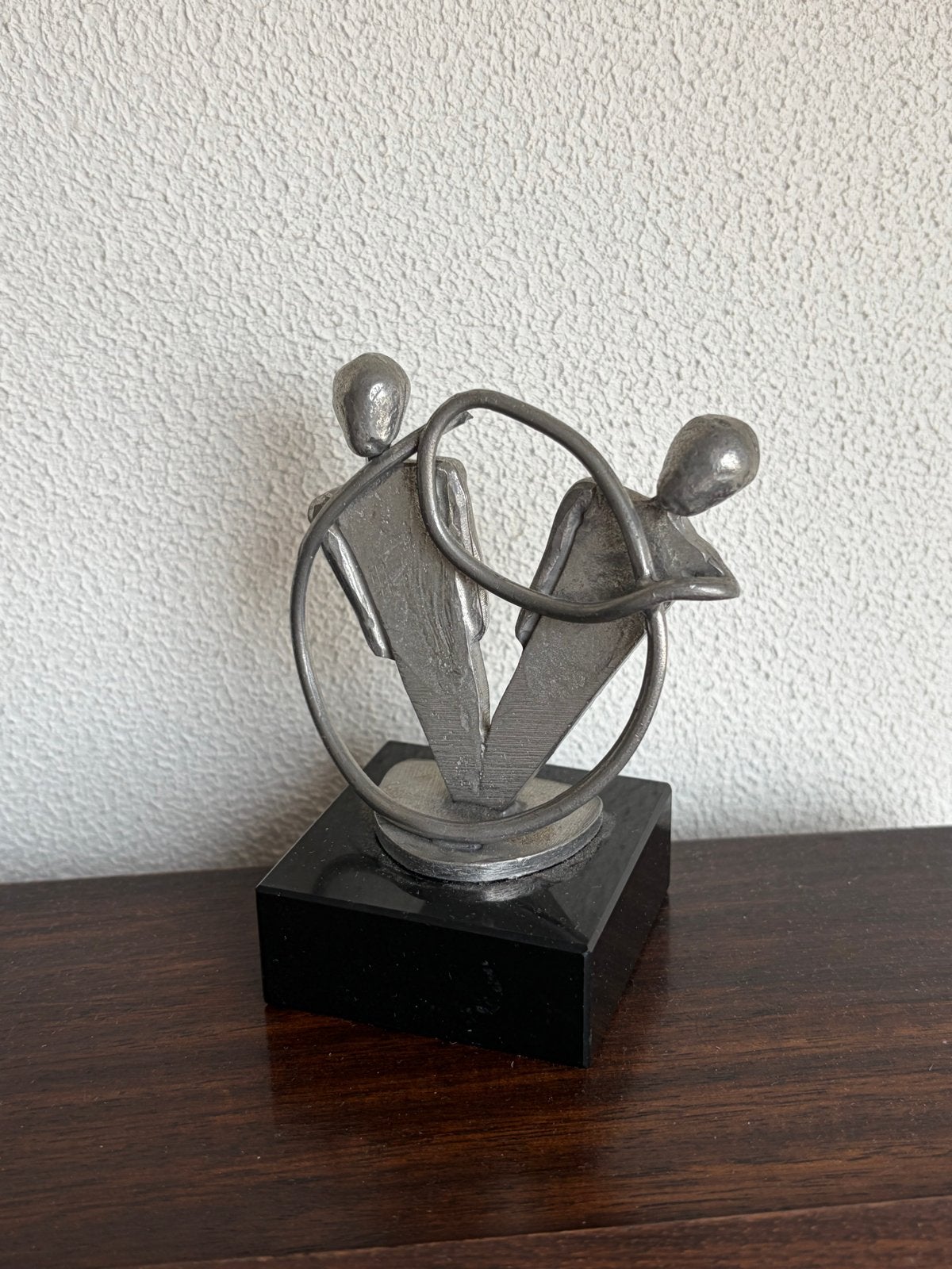 Modern metalen sculptuur 'Verbondenheid' op marmeren sokkel, Groep mensen, Minder dan 20 cm, Ophalen of Verzenden, Gemerkt
