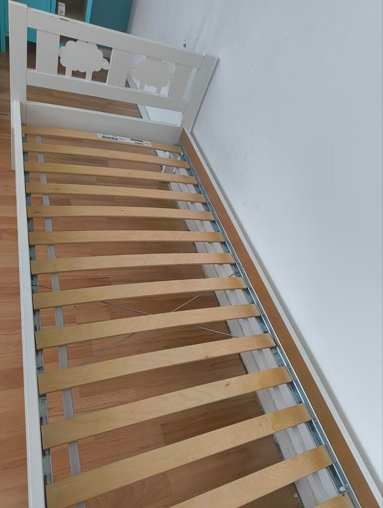 Peuterbed IKEA LURÖY met lattenbodem, Kinderen en Baby's, Kinderkamer | Bedden, Lattenbodem, Gebruikt, 70 tot 85 cm, 140 tot 160 cm