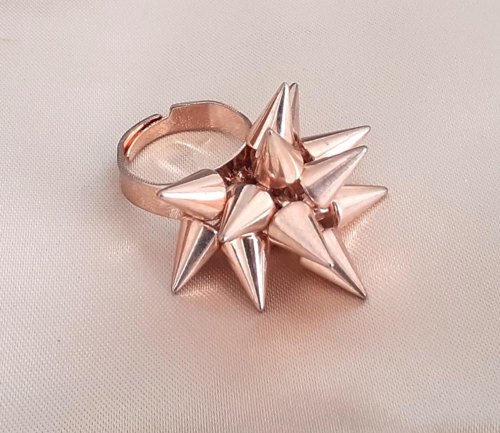 Cocktailring rosegold punk spikes, Overige materialen, Nieuw, Ophalen of Verzenden, 17 tot 18