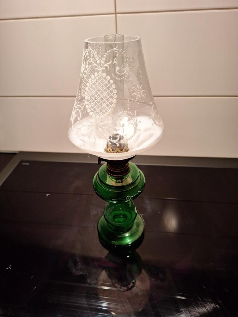 Antieke groene olielamp met sierlijk glas, Antiek en Kunst, Antiek | Lampen, Ophalen