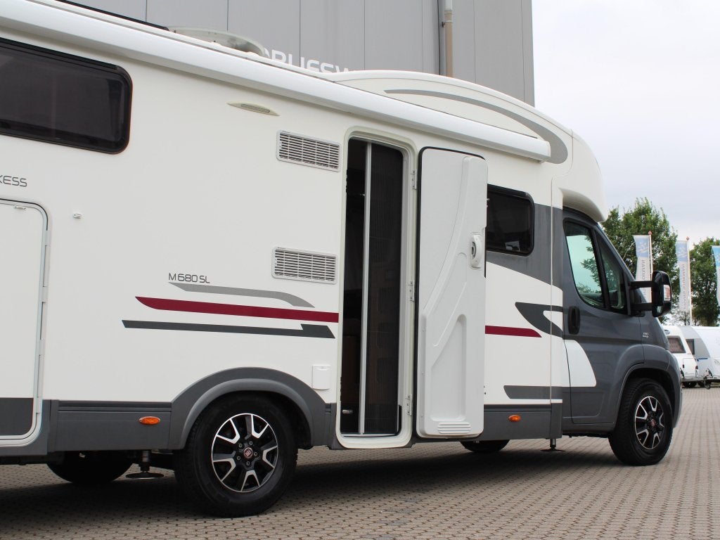 Adria Matrix Axess M 680 SL, Caravans en Kamperen, Buscamper of Camperbus, Ringverwarming, Fiat, Koelkast